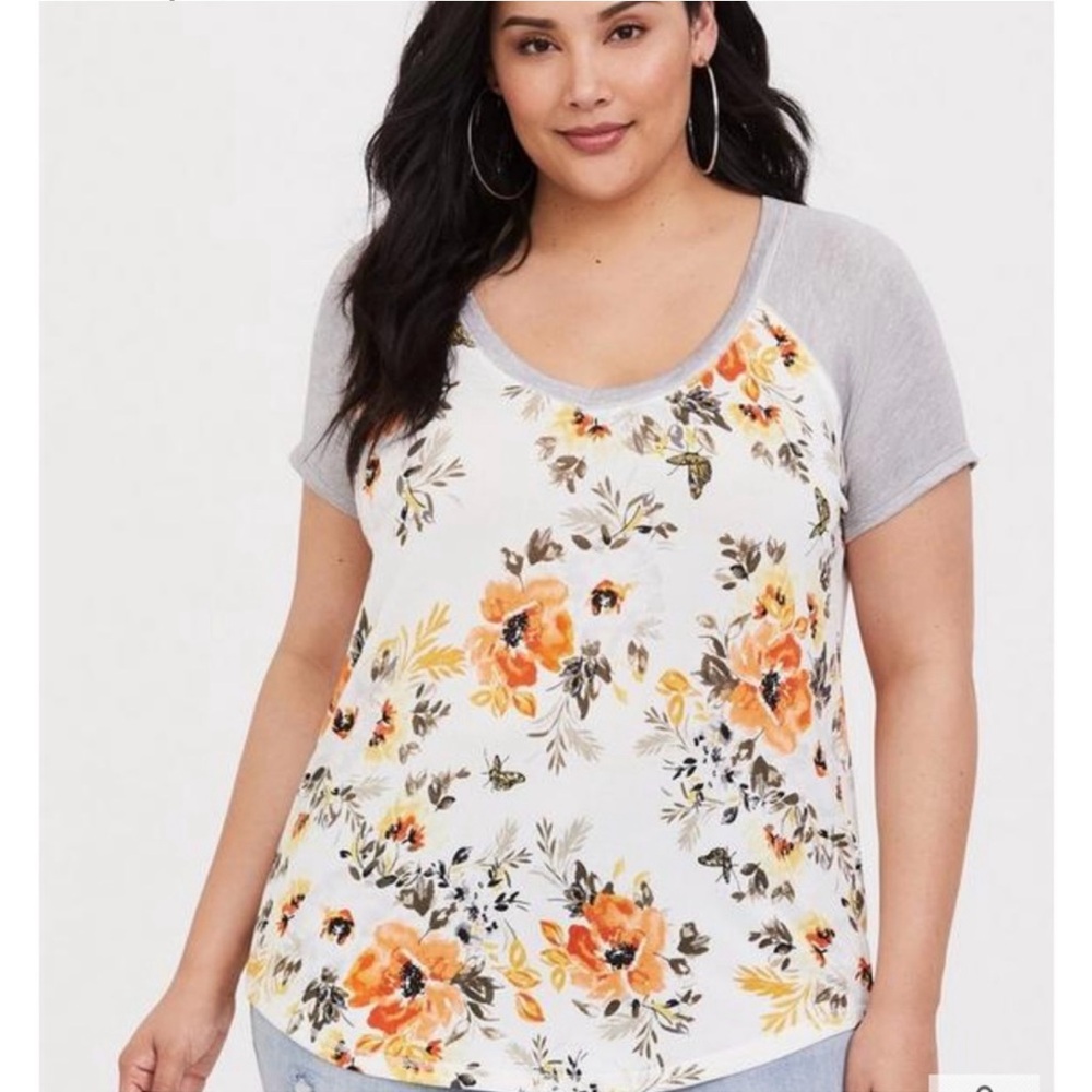 Torrid • WHITE FLORAL CLASSIC FIT HACCI RAGLAN TEE